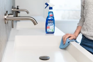 Waschbecken vor und nach der Reinigung mit dem durgol Bad-Reiniger Waschbecken vor und nach der Reinigung mit dem dur...