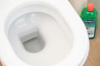 WC-Schüssel vor und nach der Entkalkung WC-Schüssel vor und nach der Entkalkung