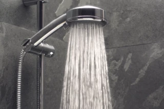 Duschkopf vor und nach der Entkalkung Duschkopf vor und nach der Entkalkung