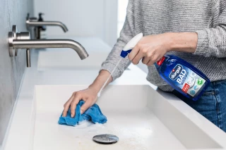 Waschbecken vor und nach der Reinigung mit dem durgol Bad-Reiniger Waschbecken vor und nach der Reinigung mit dem dur...