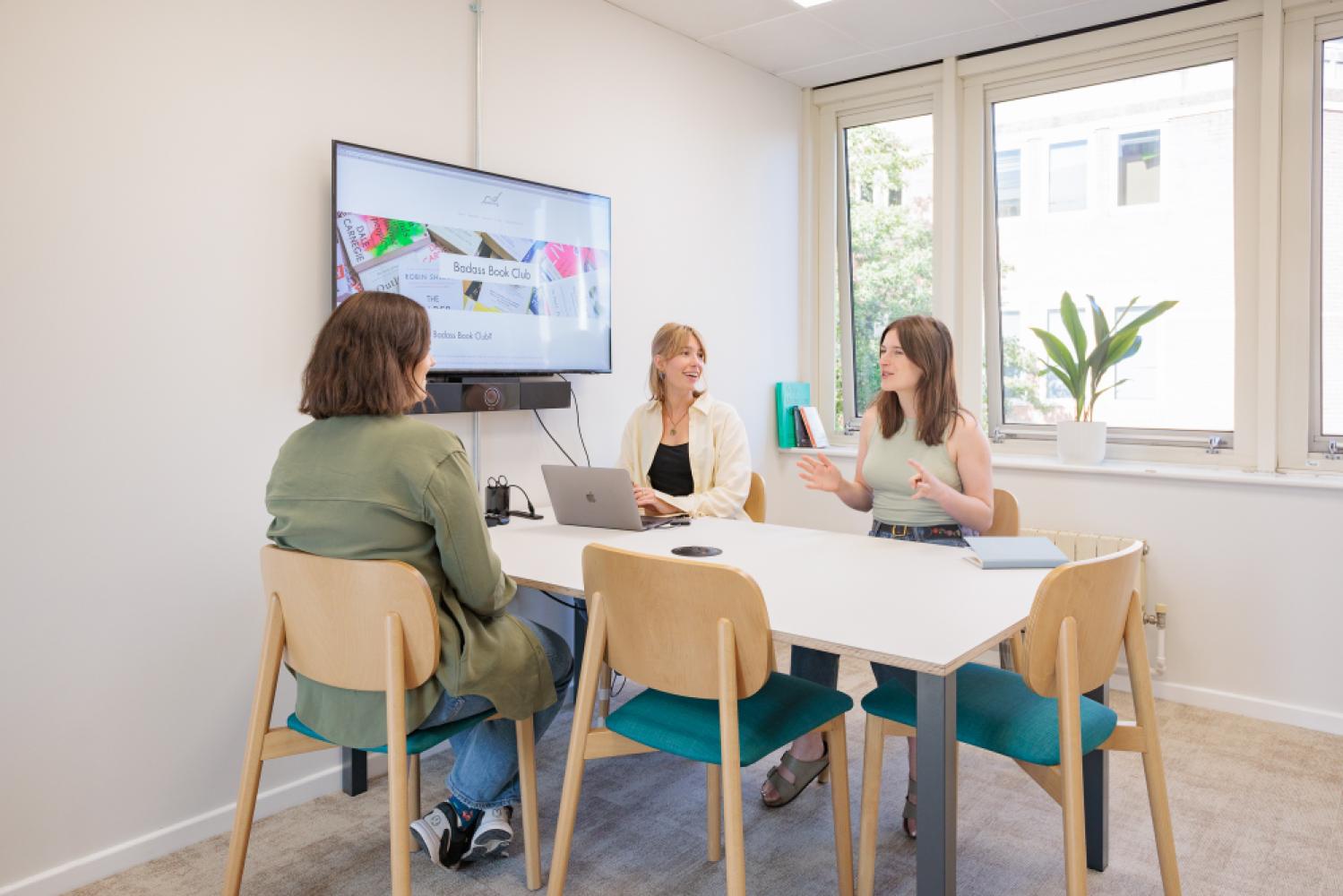 f7fc1b0e-3751-4dc5-a06a-8121544aba08_patchtwickenhameventspace-meetingroom(benoîtgrogan-avignon)