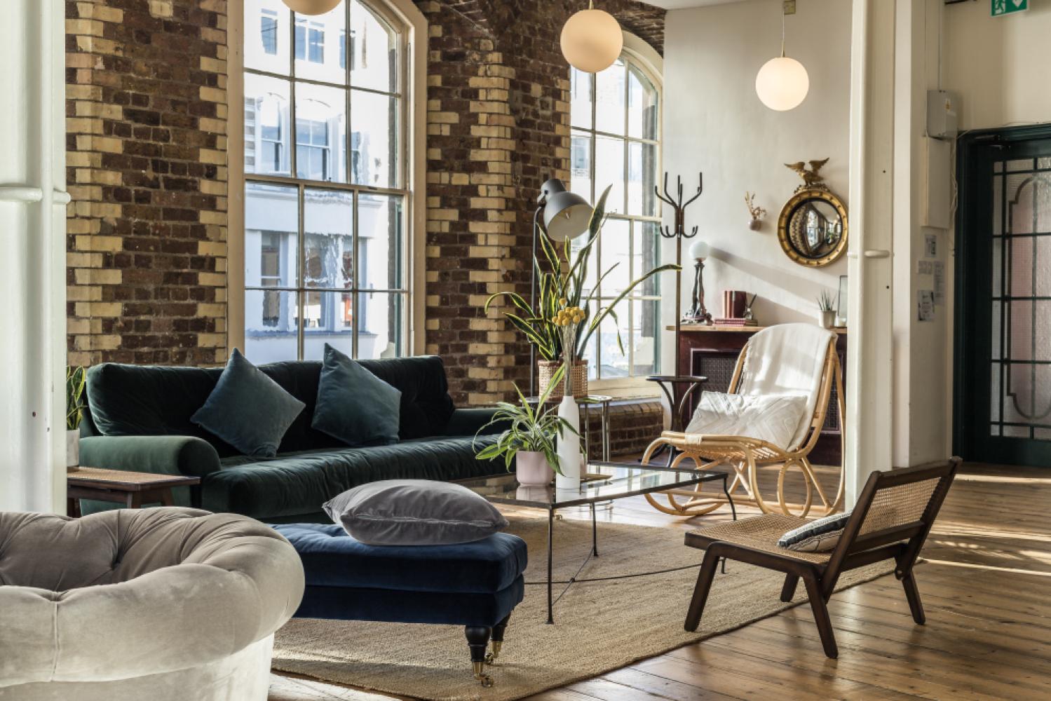 18616cce-311e-489b-bee2-19478d0e79d3_menierloungepic002