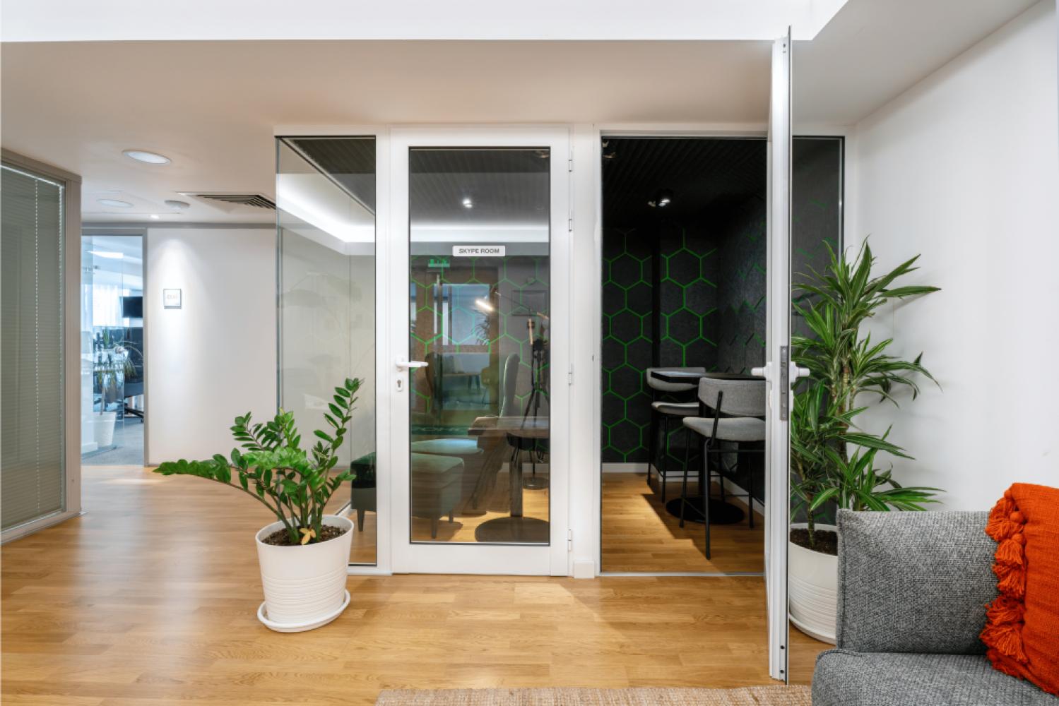 84e312f8-fefc-4618-8a1d-15ca2cb7e205_skype-room(2)