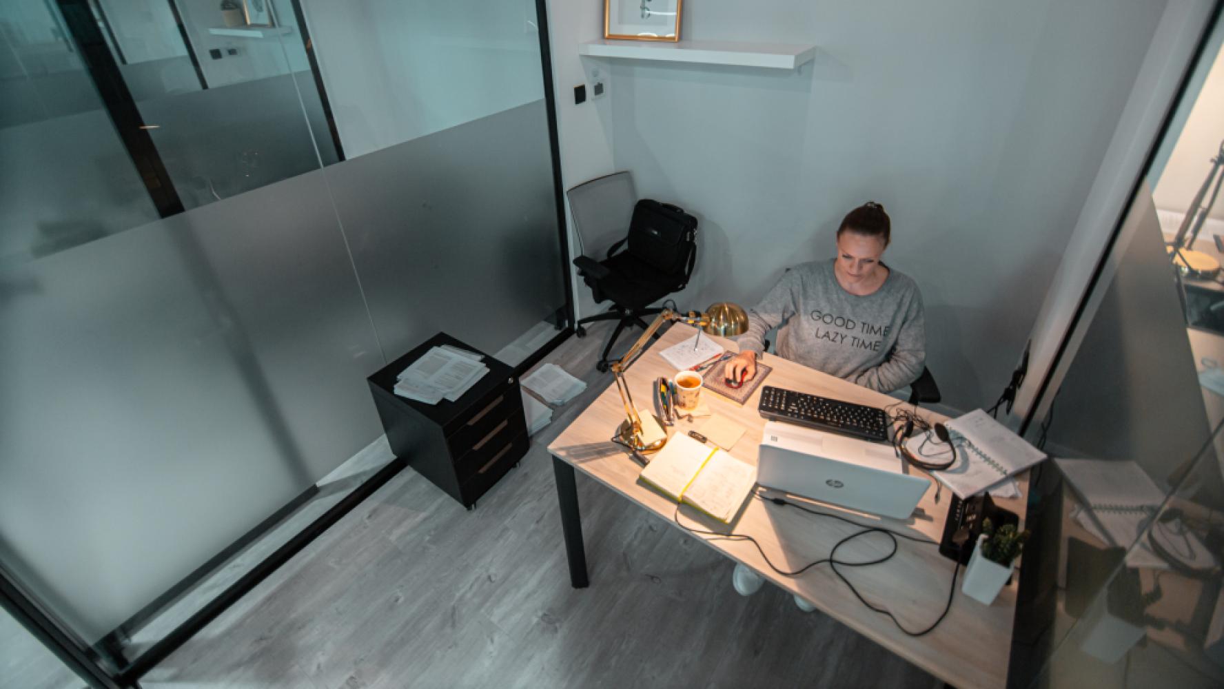 b44c6667-68a4-4847-88bf-39fd447f60db_1-deskoffice(setup)