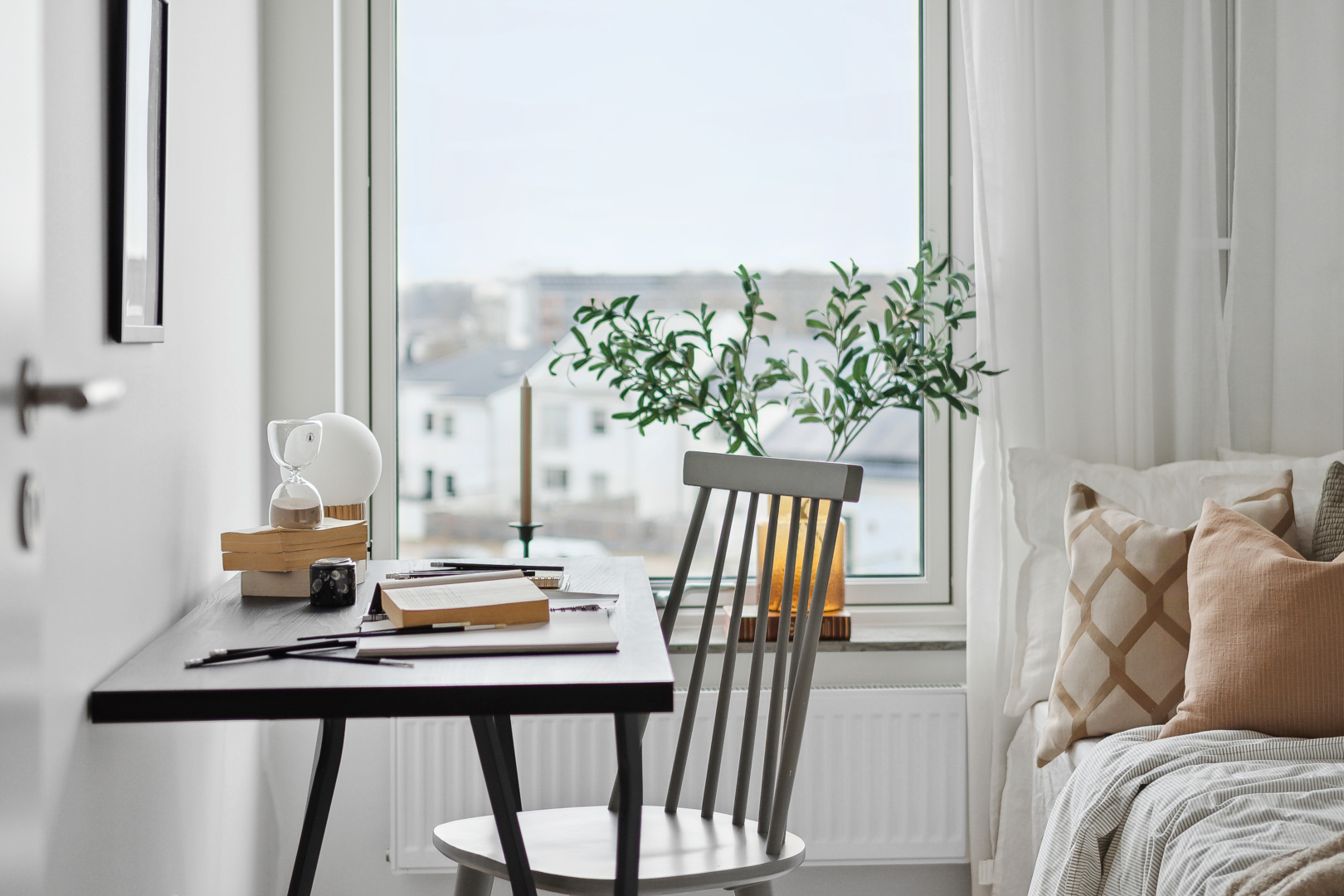 Skrivbord och säng i rummet - Serneke Bostad, Helsingborg