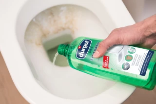 WC-Schüssel vor und nach der Entkalkung WC-Schüssel vor und nach der Entkalkung