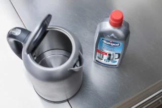 Wasserkocher vor und nach der Entkalkung Wasserkocher vor und nach der Entkalkung