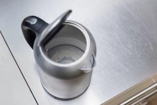 Wasserkocher vor und nach der Entkalkung Wasserkocher vor und nach der Entkalkung