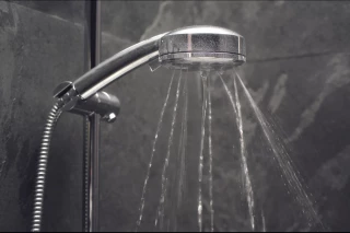 Duschkopf vor und nach der Entkalkung Duschkopf vor und nach der Entkalkung