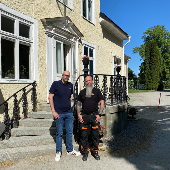 två män utanför hus