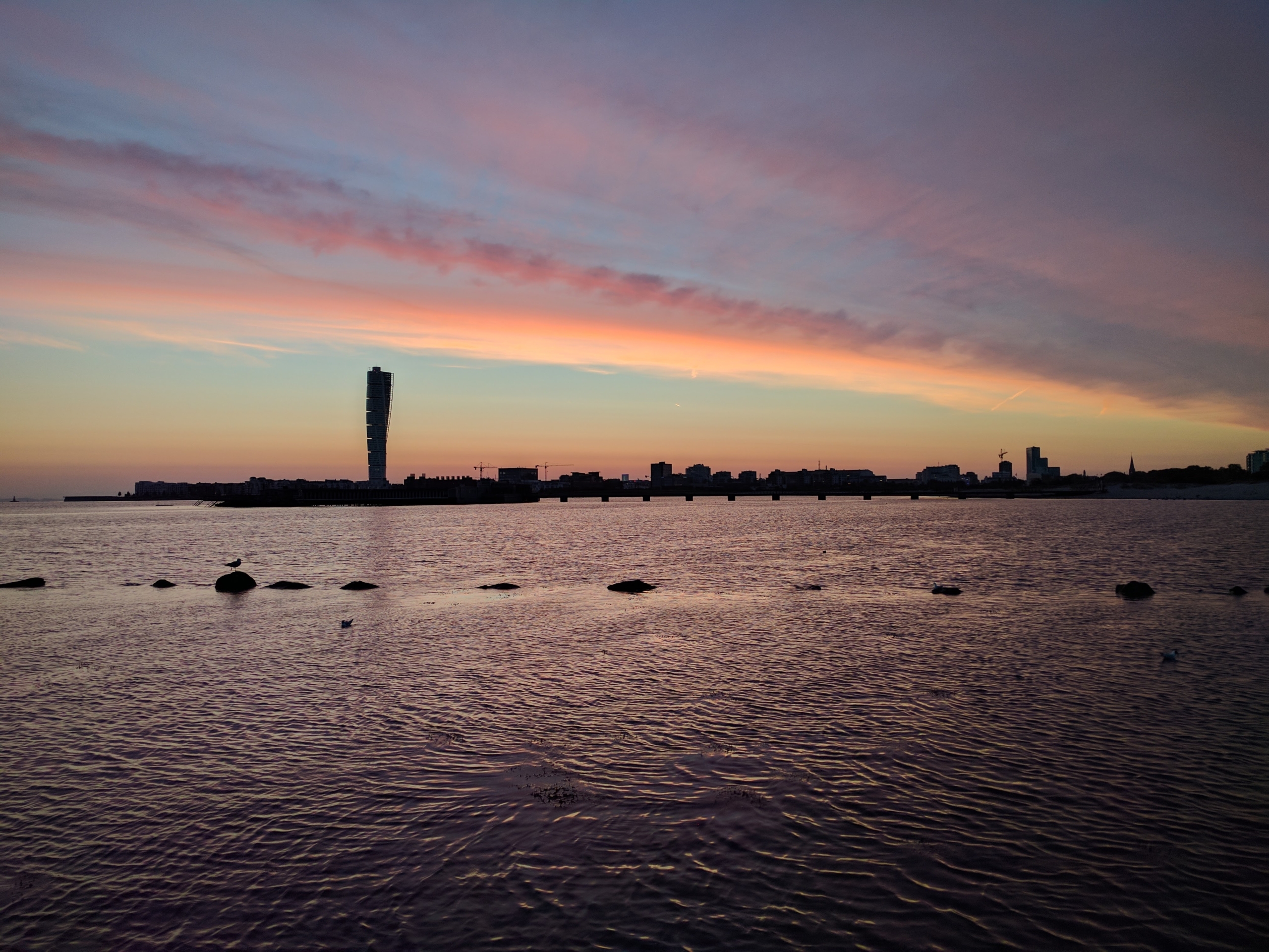 Bild av havet vid solnedgång, mörk himmel