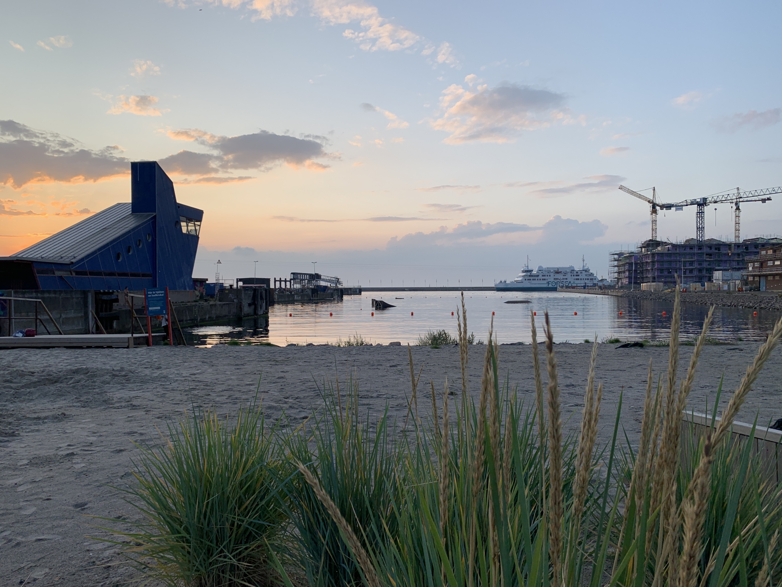 Bild av strand och vatten vid solnedgång i Helsingborg