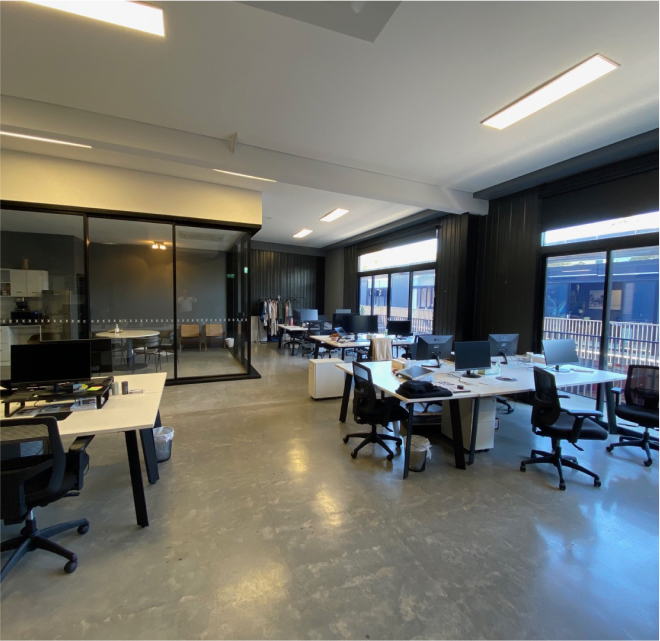 Bureau vide de ZURU, plusieurs bureaux