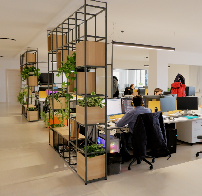 Bureau de ZURU, plusieurs bureaux avec des employés en train de travailler