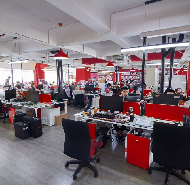 Bureau de ZURU, plusieurs bureaux avec des employés en train de travailler