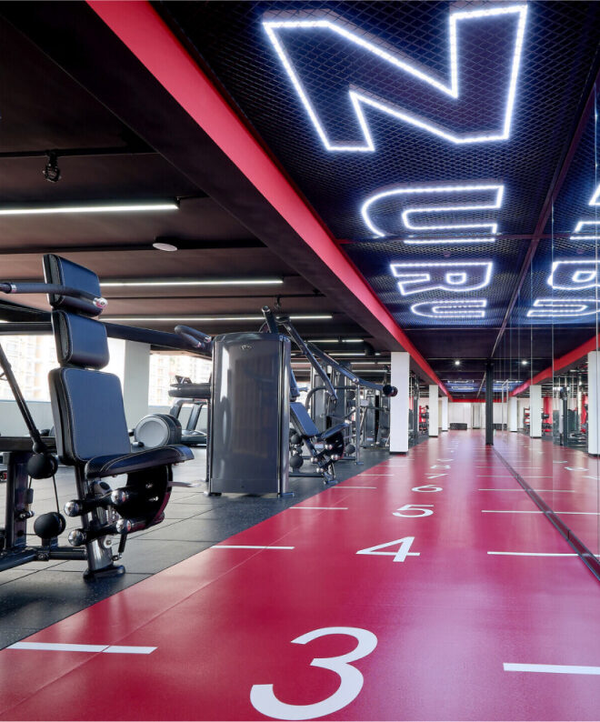 Salle de sport de la marque ZURU, nombreux appareils de musculation et d'entraînement au premier plan