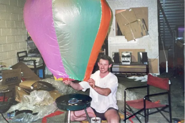 Photo d'un des premiers ateliers ZURU, montrant une personne en train de fabriquer un jouet en forme de montgolfière